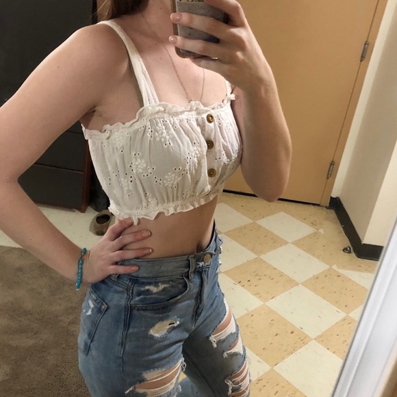 🌻 White Button Detail Cropped Top - Picture 3 of 7
